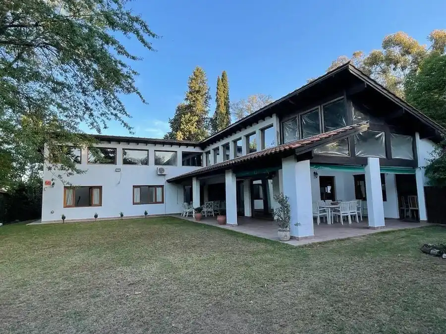 Casa principal y parque de Oasis del Ser